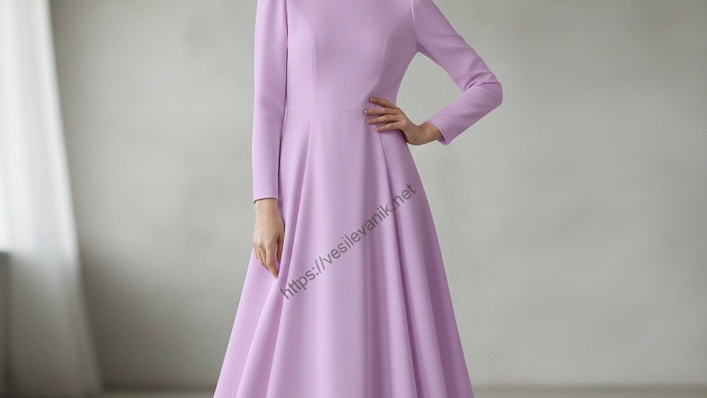 Uzun kollu, düğmesiz, eflatun renkli maksi elbise giyen, açık renkli bir arka planda poz veren genç bir kadın manken.