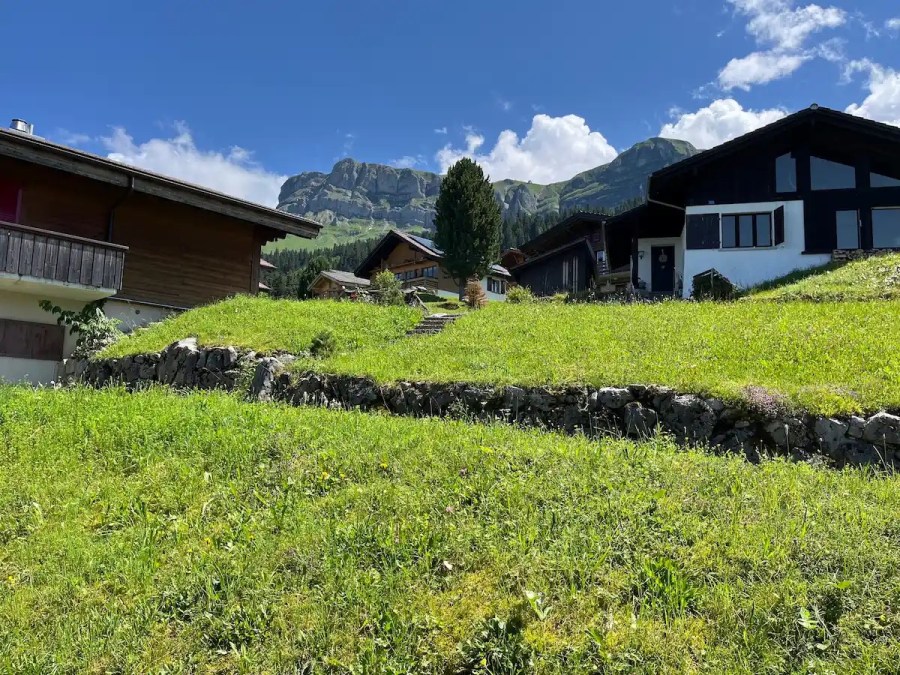 İsviçre'de bir köy manzarası